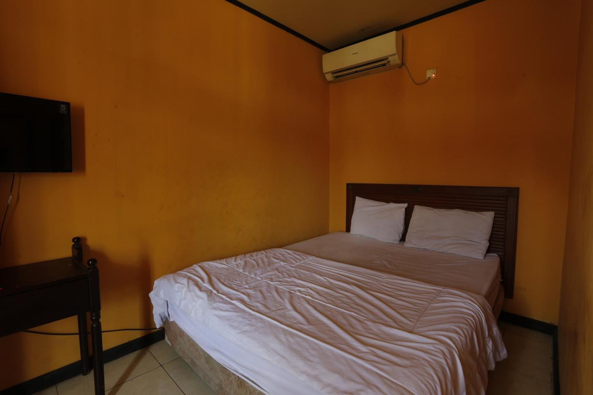 Oyo 93119 Guest House Leo Patra Muara Badak Exterior foto
